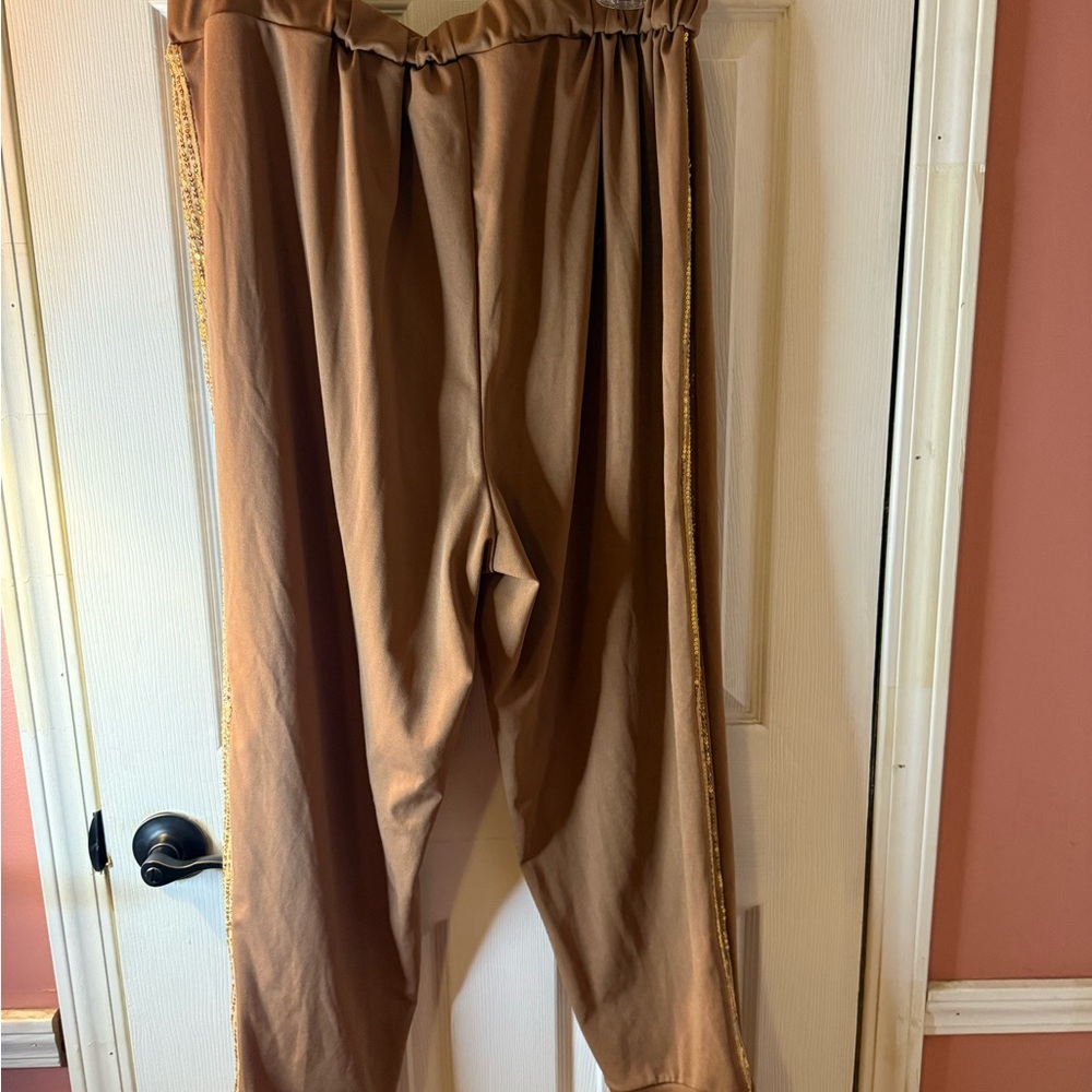 (SALE $5) taupe colored Lounge Set with Gold Sequin Heart, 3x - Picture 14 of 16